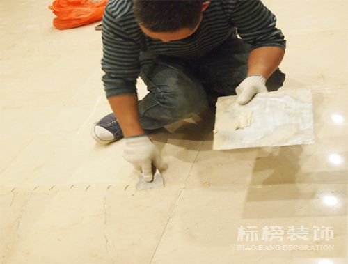 辦公室裝修瓷磚上鋪木地板可以嗎？